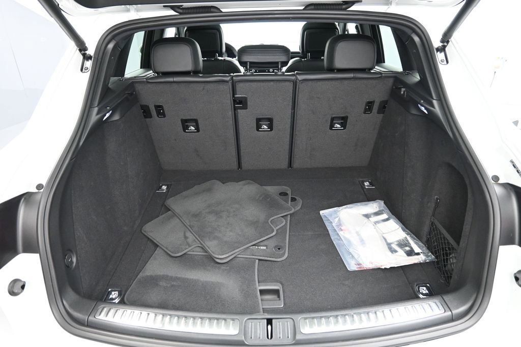Certified 2023 Porsche Macan S AWD/4WD image 28