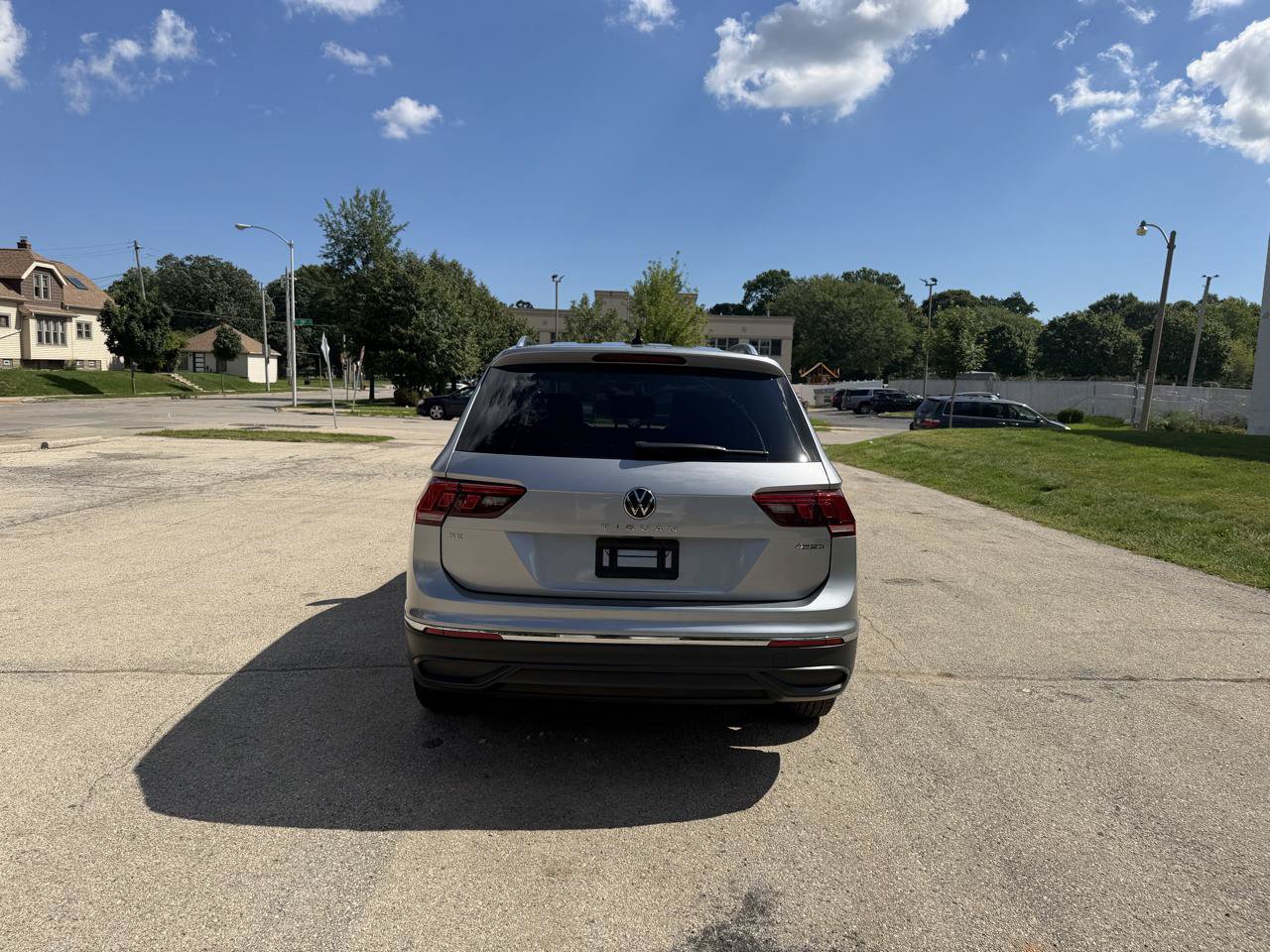 Used 2024 Volkswagen Tiguan SE w/ Panoramic Sunroof Package AWD/4WD image 6
