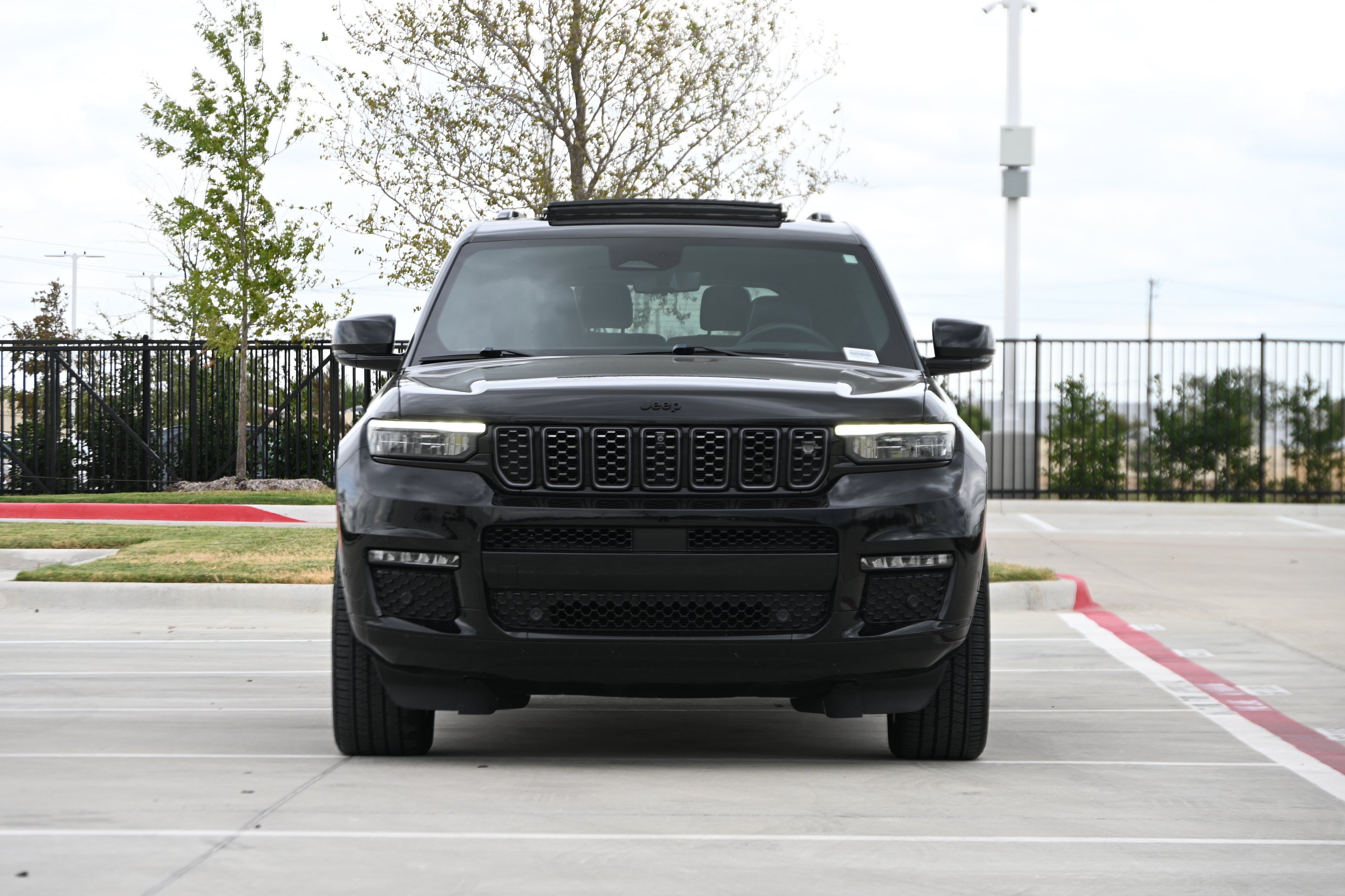 Used 2024 Jeep Grand Cherokee L Summit AWD/4WD image 3
