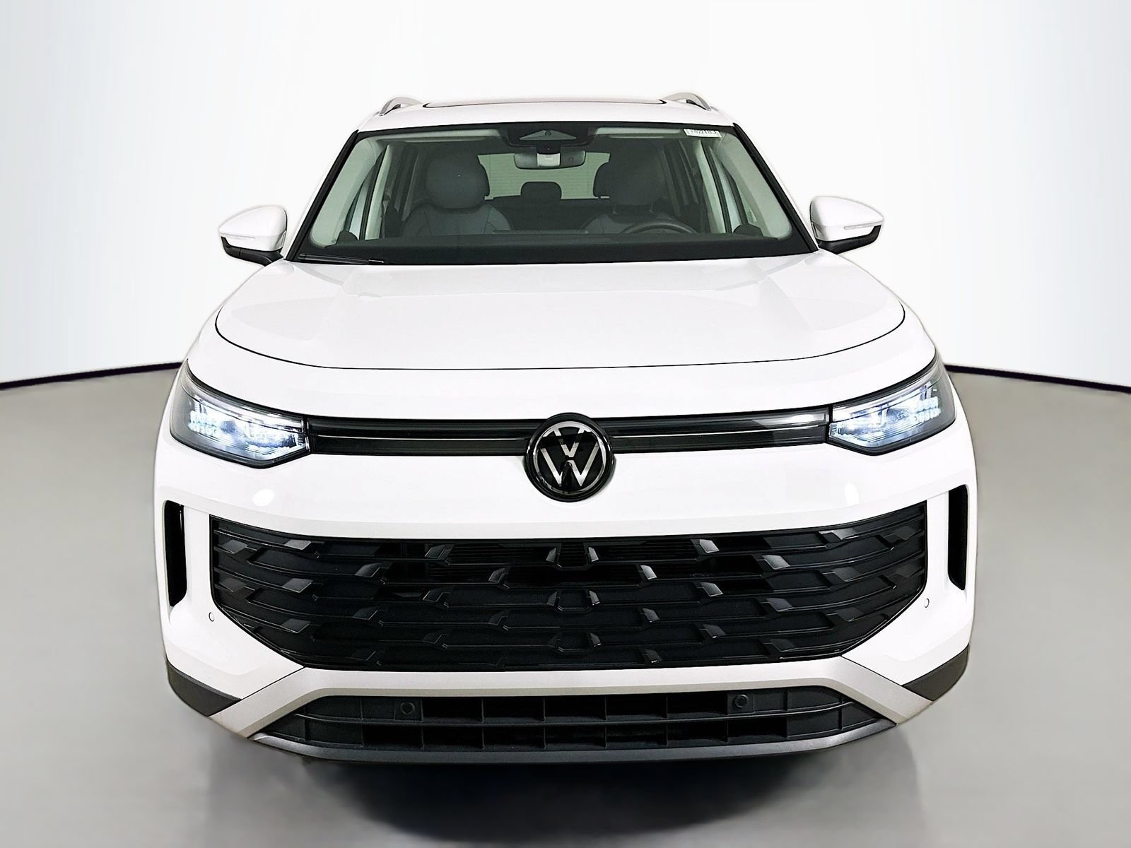 Used 2025 Volkswagen Tiguan SE AWD/4WD image 2