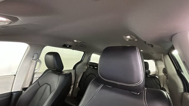 Used 2024 Chrysler Pacifica Touring-L FWD image 12