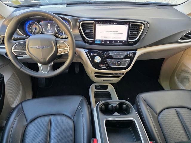 Used 2023 Chrysler Pacifica Touring-L image 15