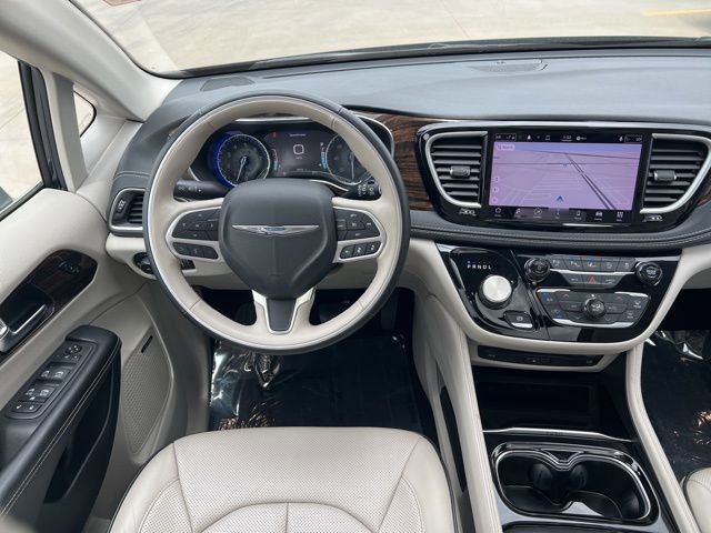 Used 2021 Chrysler Pacifica Limited w/ Uconnect Theater Family Group image 11
