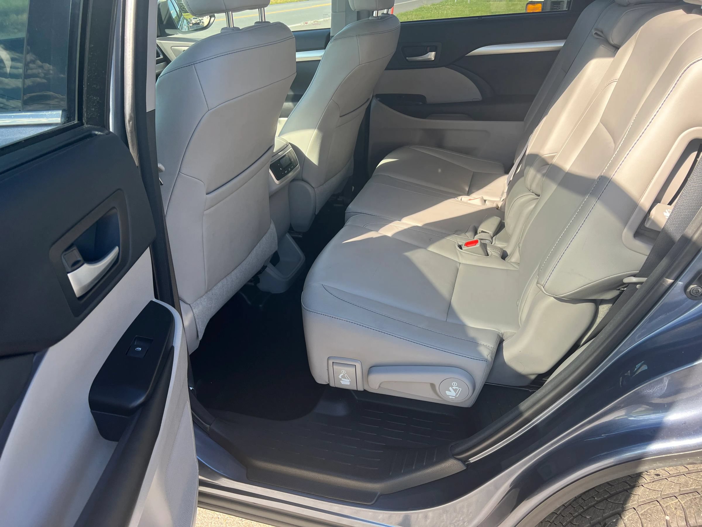 Used 2015 Toyota Highlander XLE AWD/4WD image 11