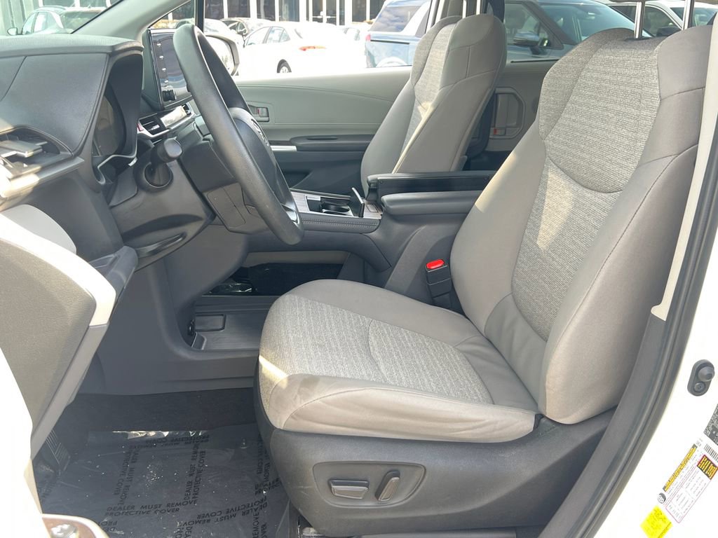 Used 2024 Toyota Sienna LE image 29