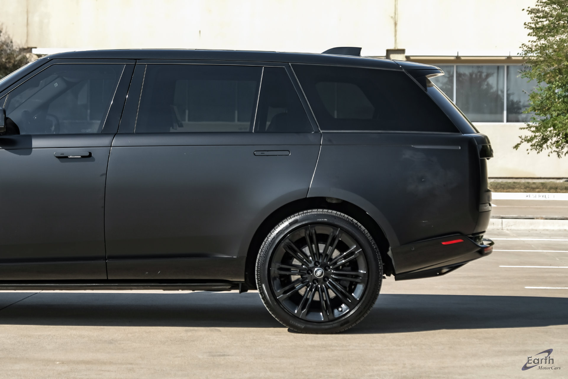 Used 2025 Land Rover Range Rover Long Wheelbase SE AWD/4WD image 9