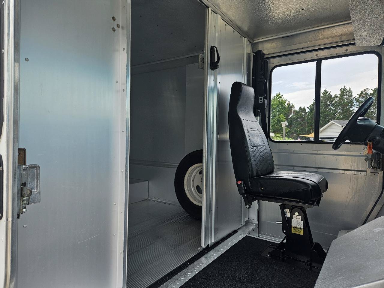 Used 2015 Ford E-350 and Econoline 350 Super Duty w/ A/C Prep Package RWD image 23
