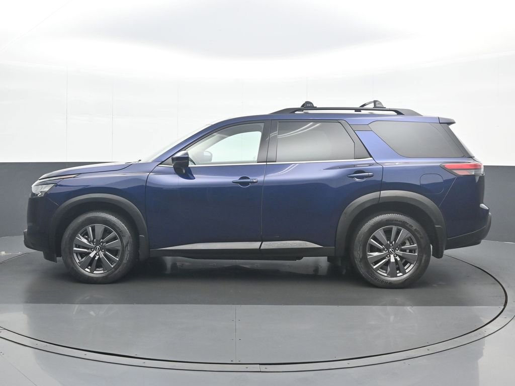 Used 2024 Nissan Pathfinder SV image 3
