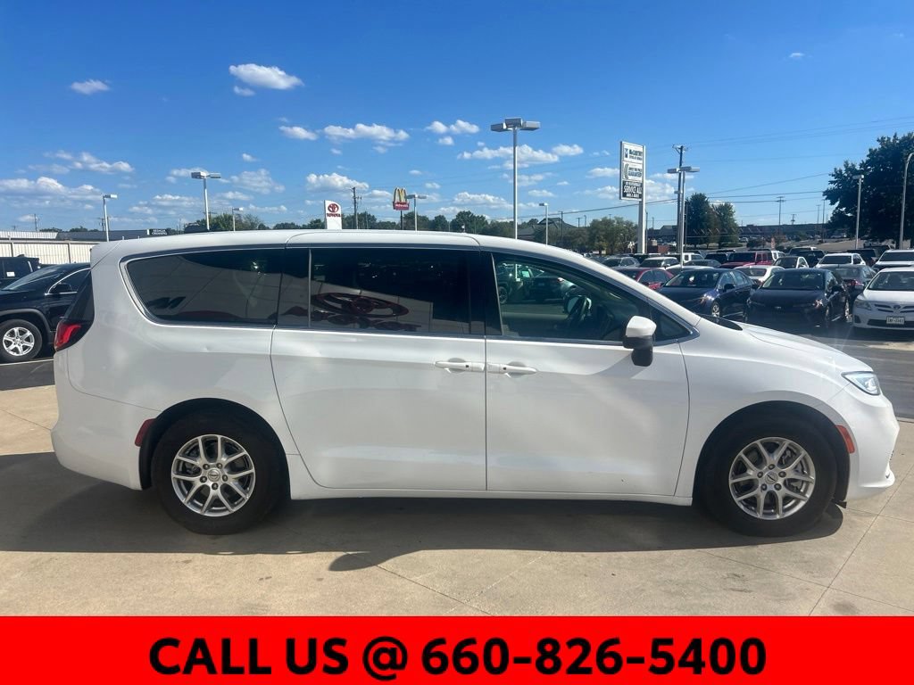 Used 2023 Chrysler Pacifica Touring-L FWD image 5