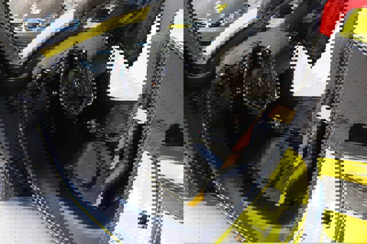 Used 2018 McLaren 570S Spider RWD image 8