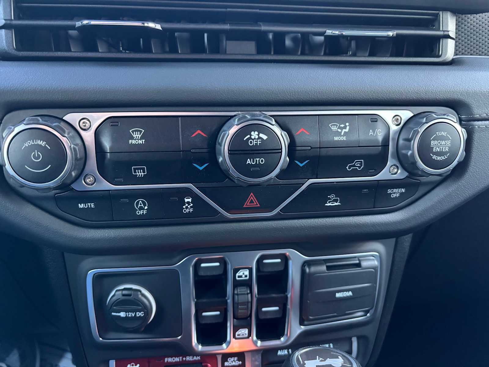 Used 2024 Jeep Wrangler Unlimited Rubicon image 25