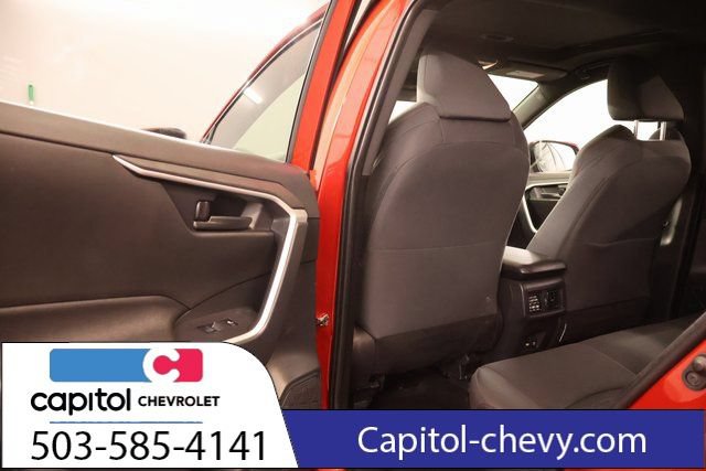 Used 2021 Toyota RAV4 SE w/ Weather & Moonroof Package AWD/4WD image 33