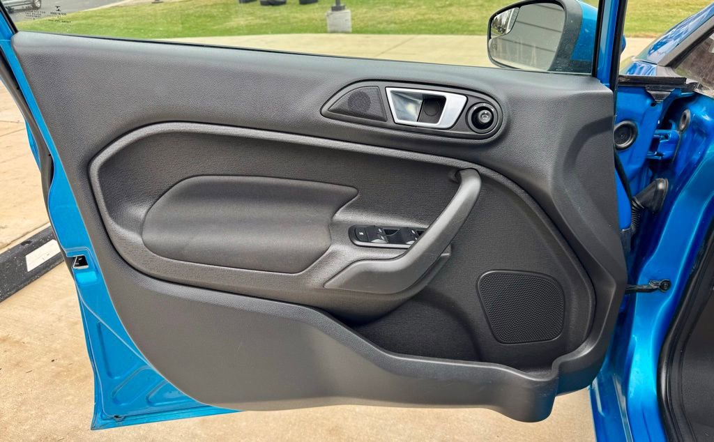 Used 2015 Ford Fiesta SE image 16