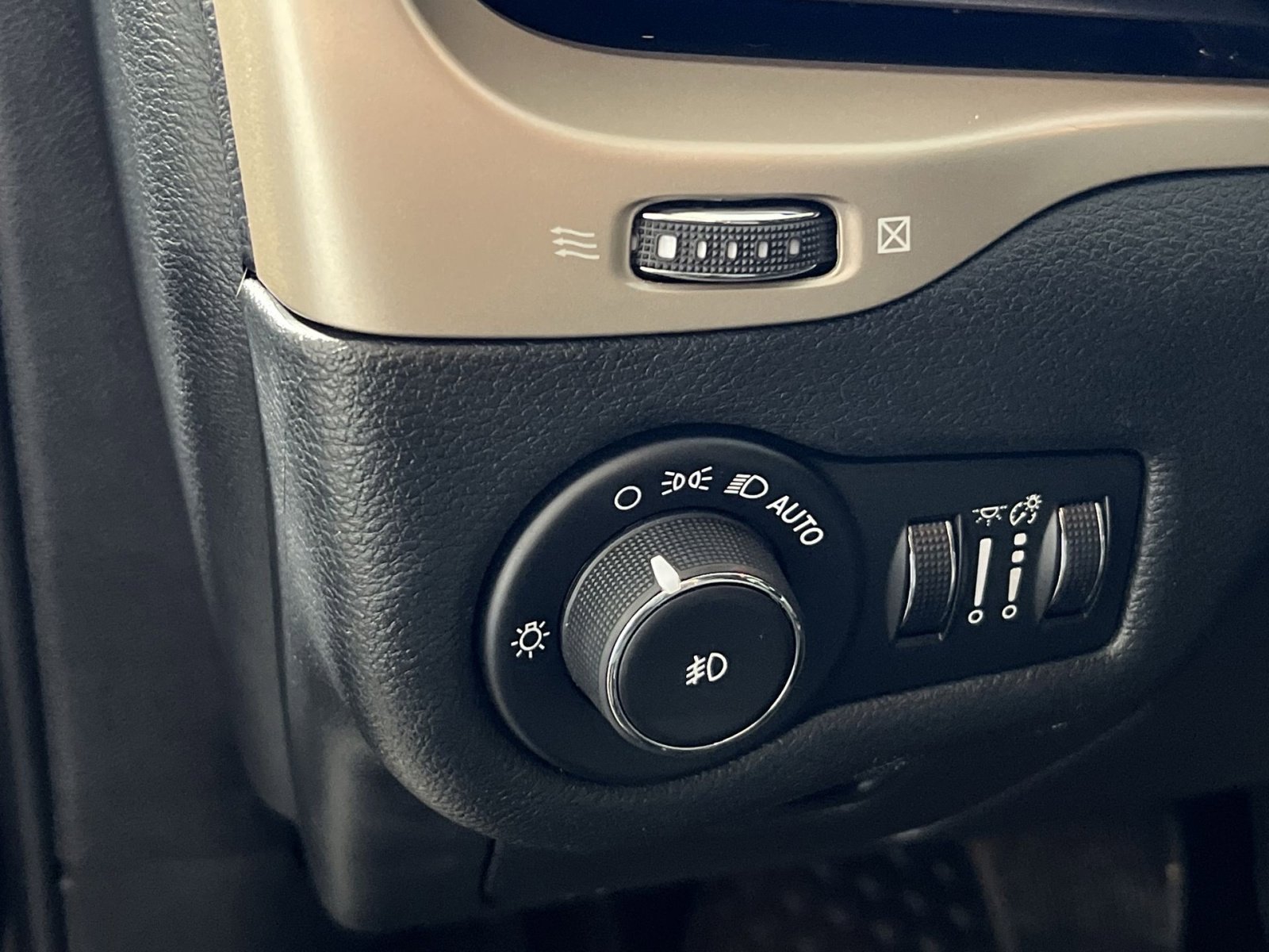 Used 2015 Jeep Cherokee Latitude w/ Cold Weather Group image 30