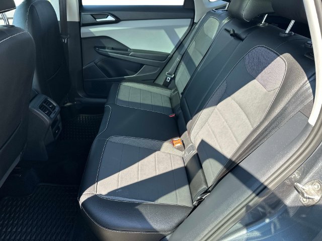 Used 2022 Volkswagen Taos SE w/ Panoramic Sunroof Package FWD image 13