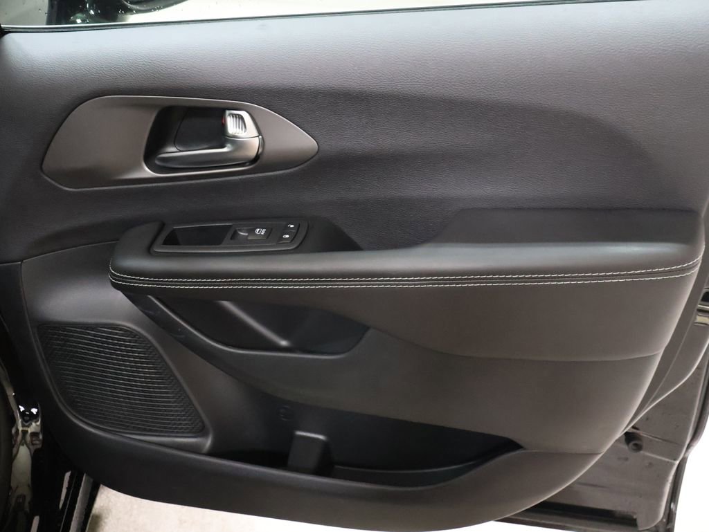 New 2027 Chrysler Pacifica Select AWD/4WD image 18