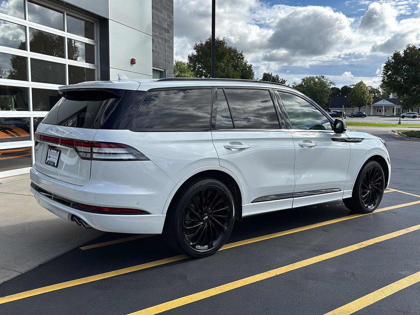 Used 2022 Lincoln Aviator Reserve w/ Equipment Group 201A AWD/4WD image 6