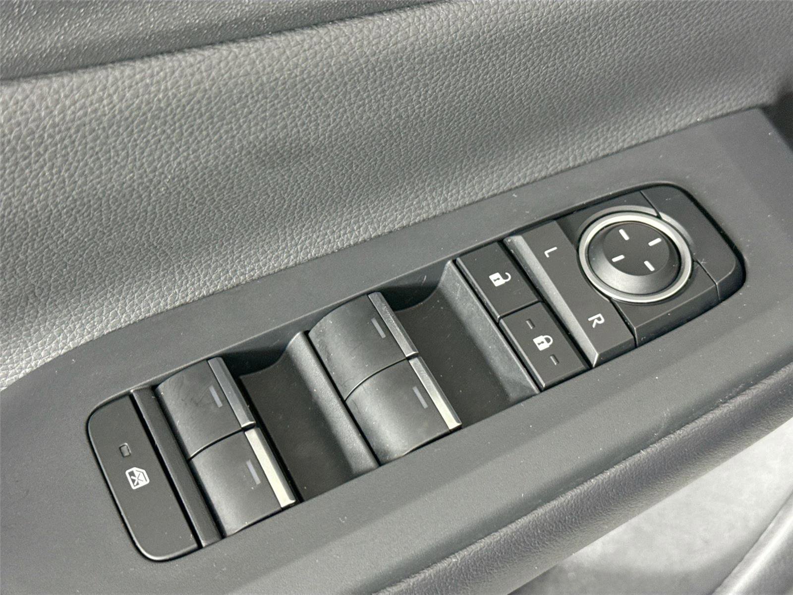 Used 2025 Toyota Prius Plug-In Hybrid image 27