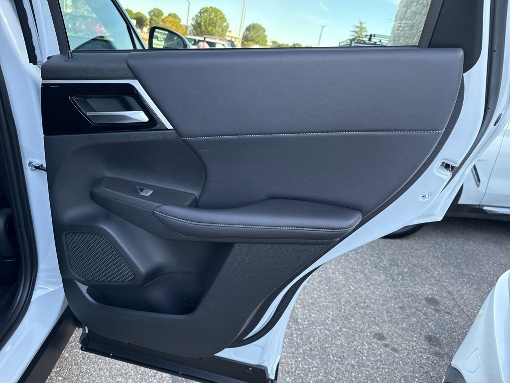 New 2025 Mitsubishi Outlander SE image 29