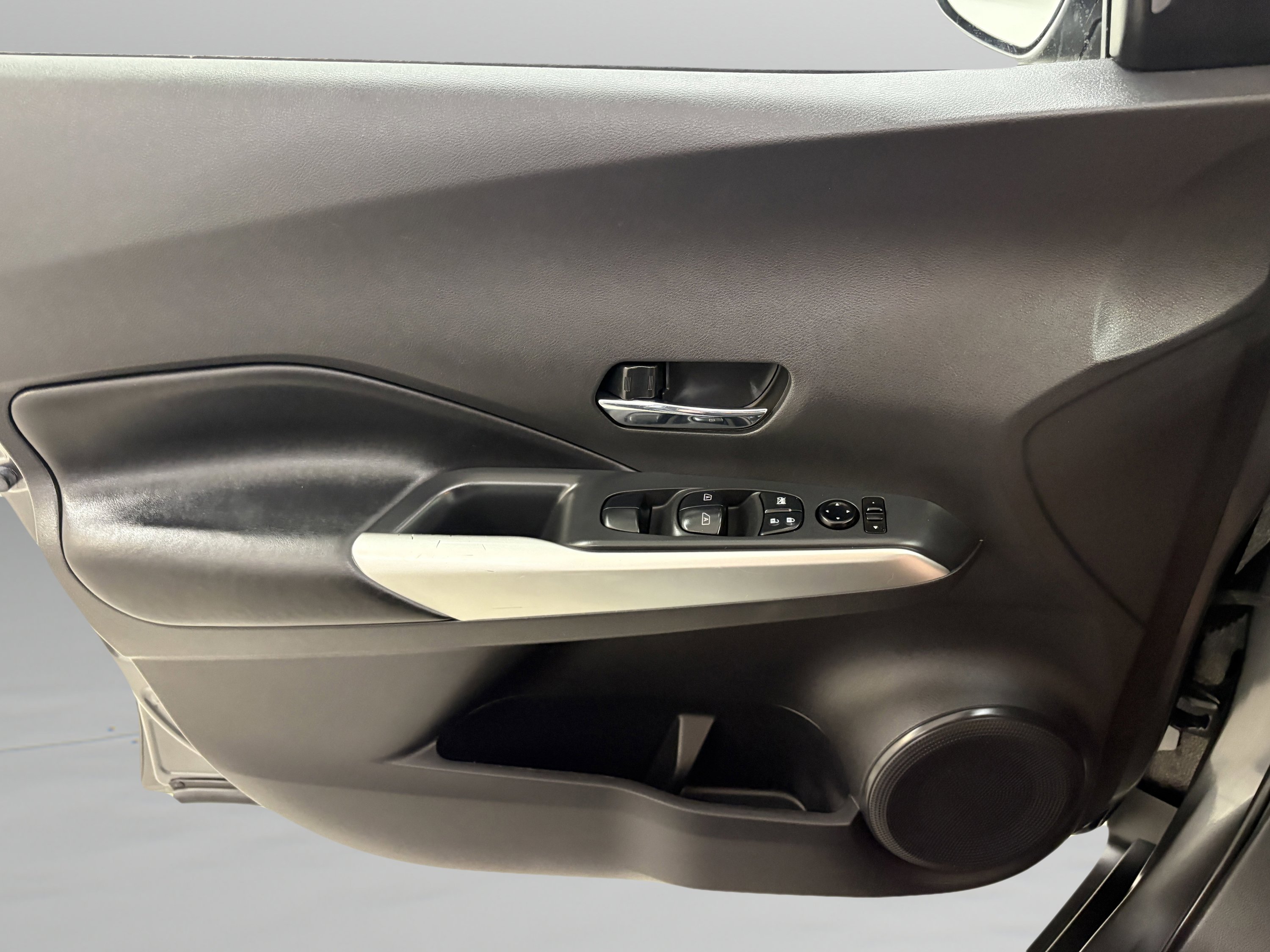 Used 2020 Nissan Kicks SR w/ SR Premium Package FWD image 23