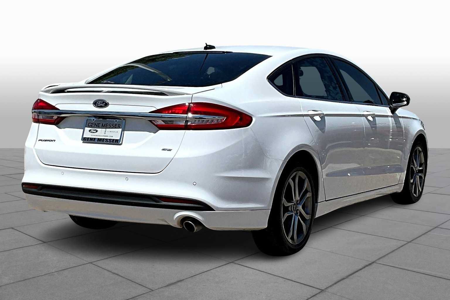Used 2017 Ford Fusion SE w/ Equipment Group 201A FWD image 13