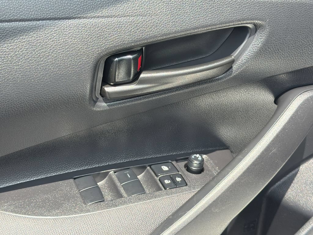 Used 2025 Toyota Corolla LE FWD image 17