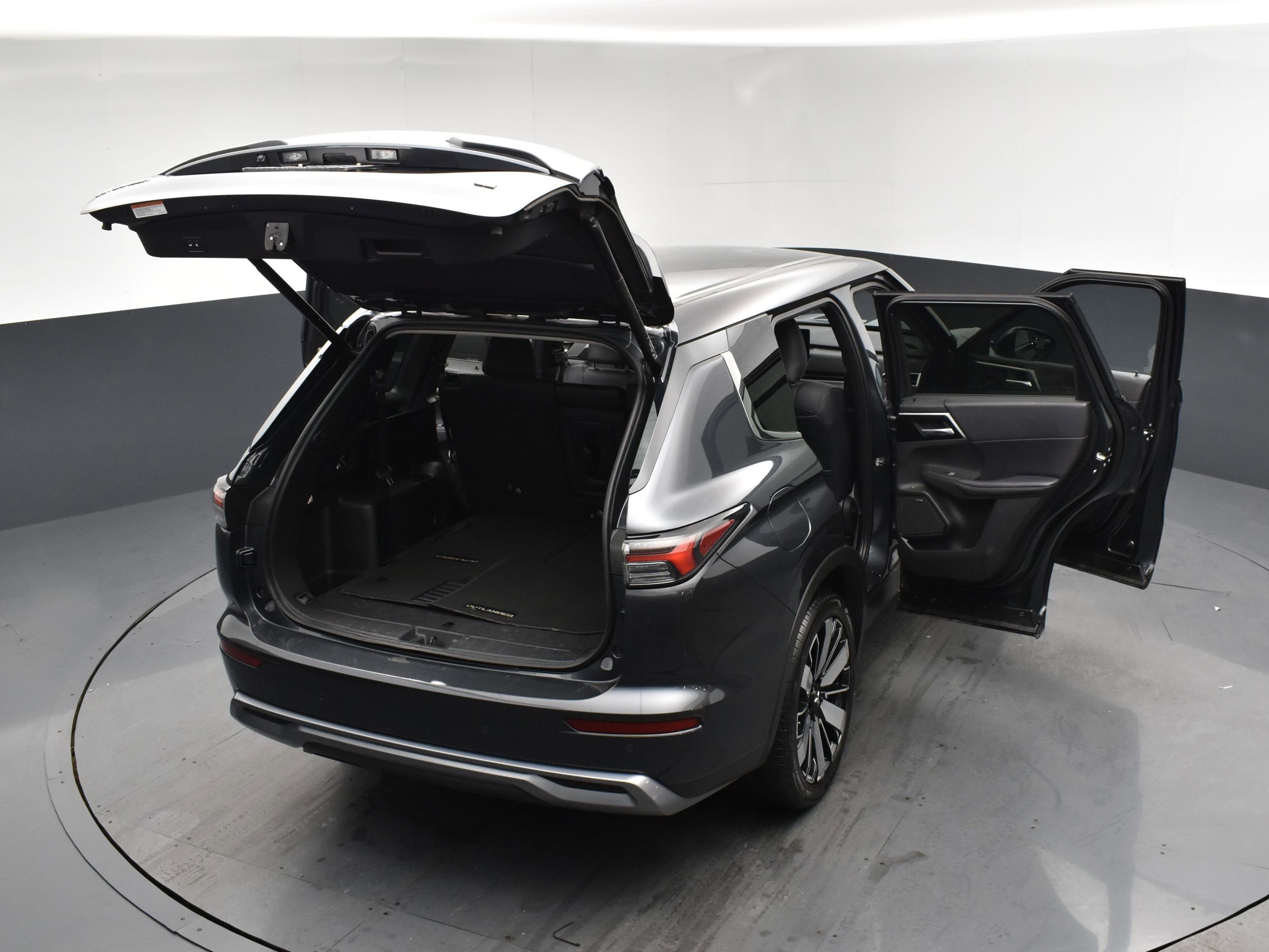 Used 2025 Mitsubishi Outlander AWD image 24