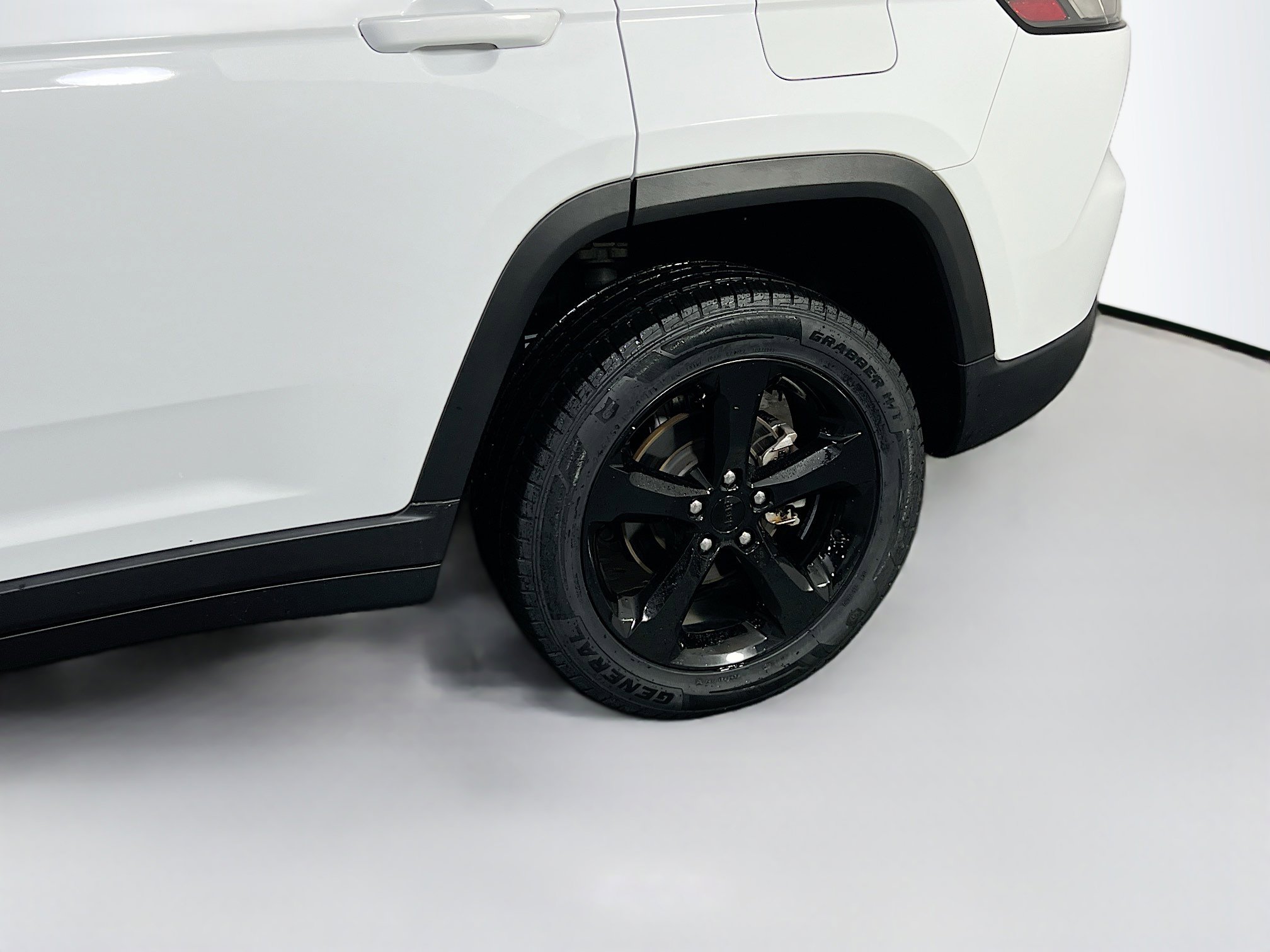 Used 2023 Jeep Grand Cherokee Limited w/ Black Appearance Package AWD/4WD image 31