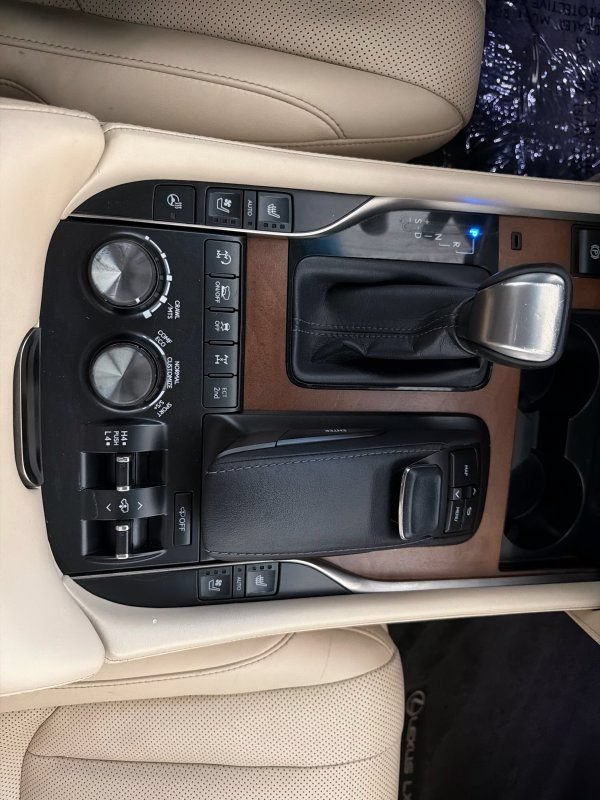 Used 2016 Lexus LX 570 4WD w/ Luxury Package image 27
