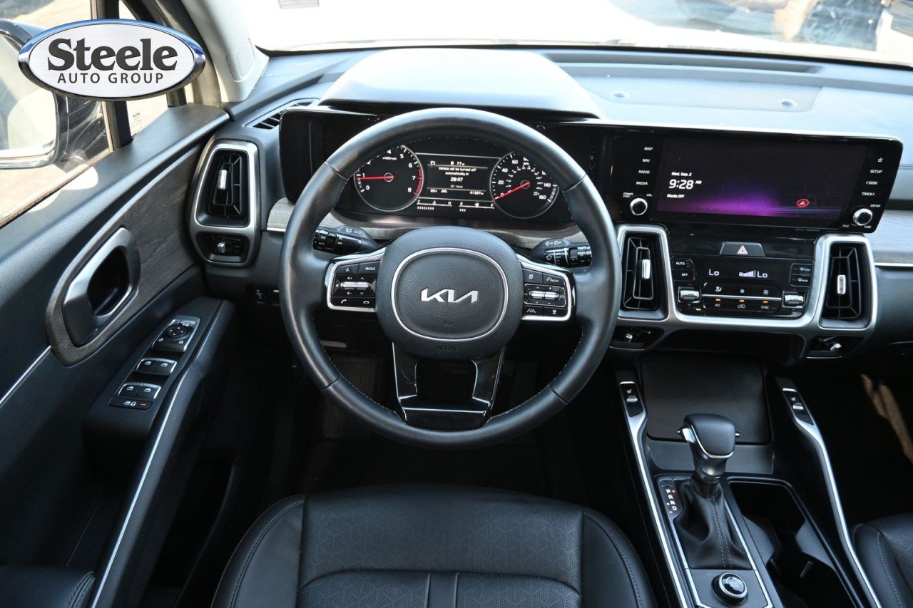 Used 2023 Kia Sorento EX w/ Panoramic Sunroof Package FWD image 9