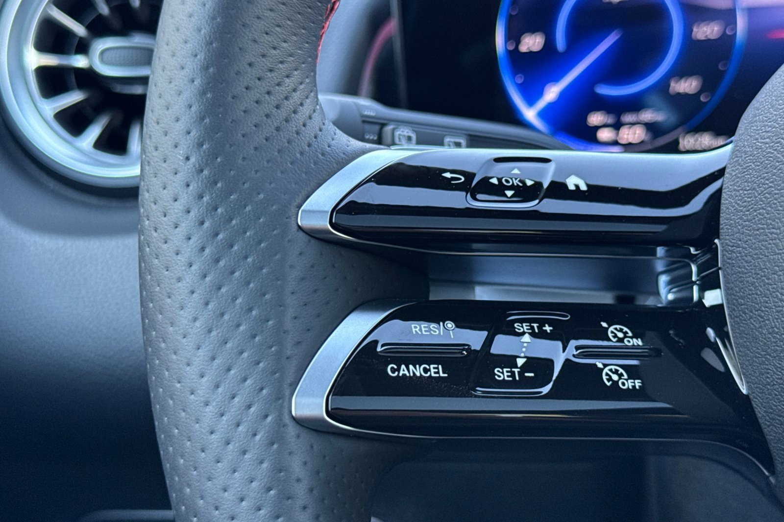 Used 2024 Mercedes-Benz EQB 300 4MATIC image 29