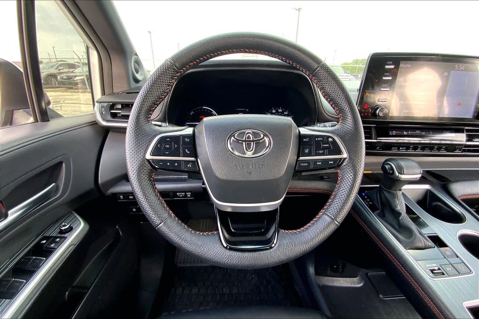 Used 2023 Toyota Sienna XSE w/ XSE Plus Package FWD image 6