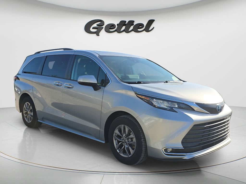 Used 2023 Toyota Sienna XLE image 2