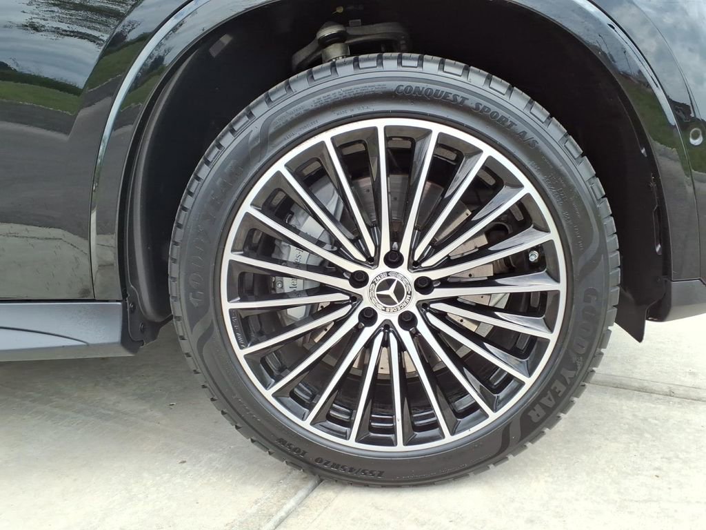 Used 2025 Mercedes-Benz GLC 350e 4MATIC image 9