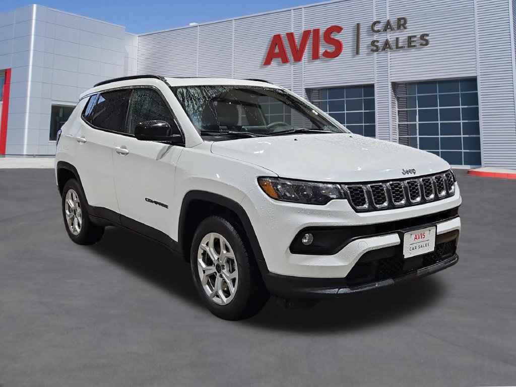 Used 2025 Jeep Compass Latitude w/ Sun & Sound Group AWD/4WD image 3