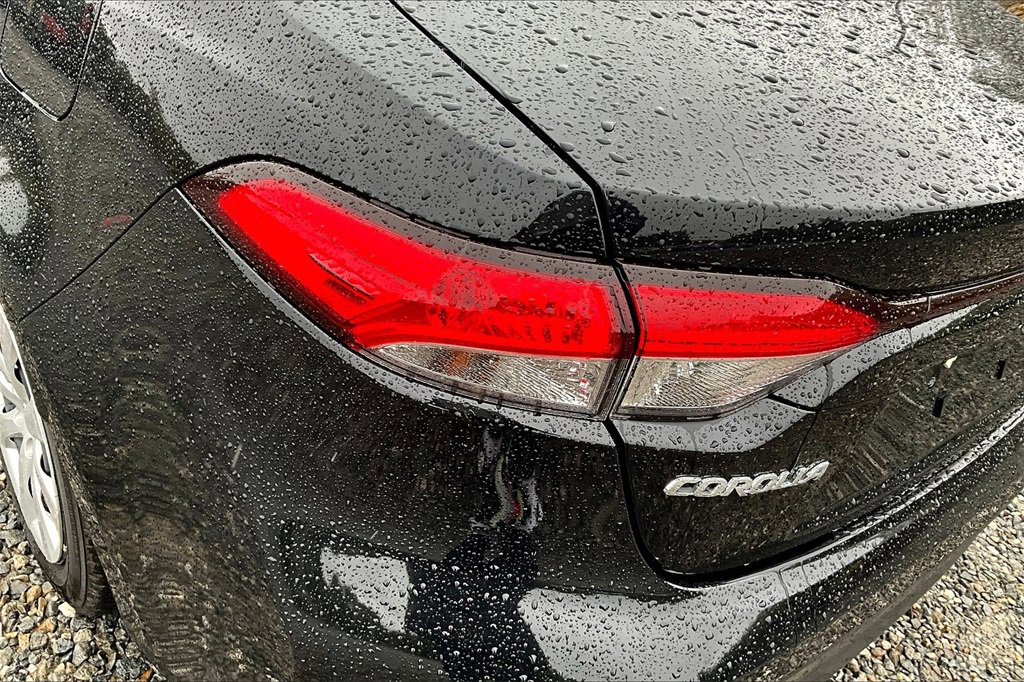 Used 2025 Toyota Corolla LE image 28