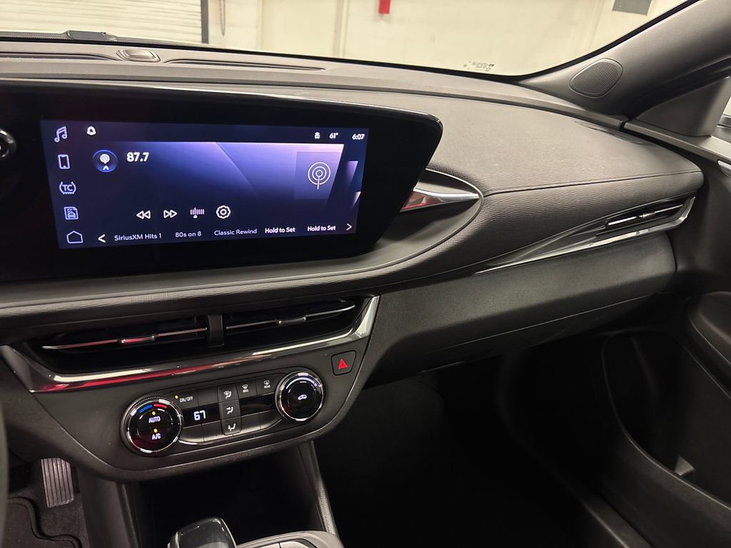 Used 2025 Buick Envista Preferred image 35