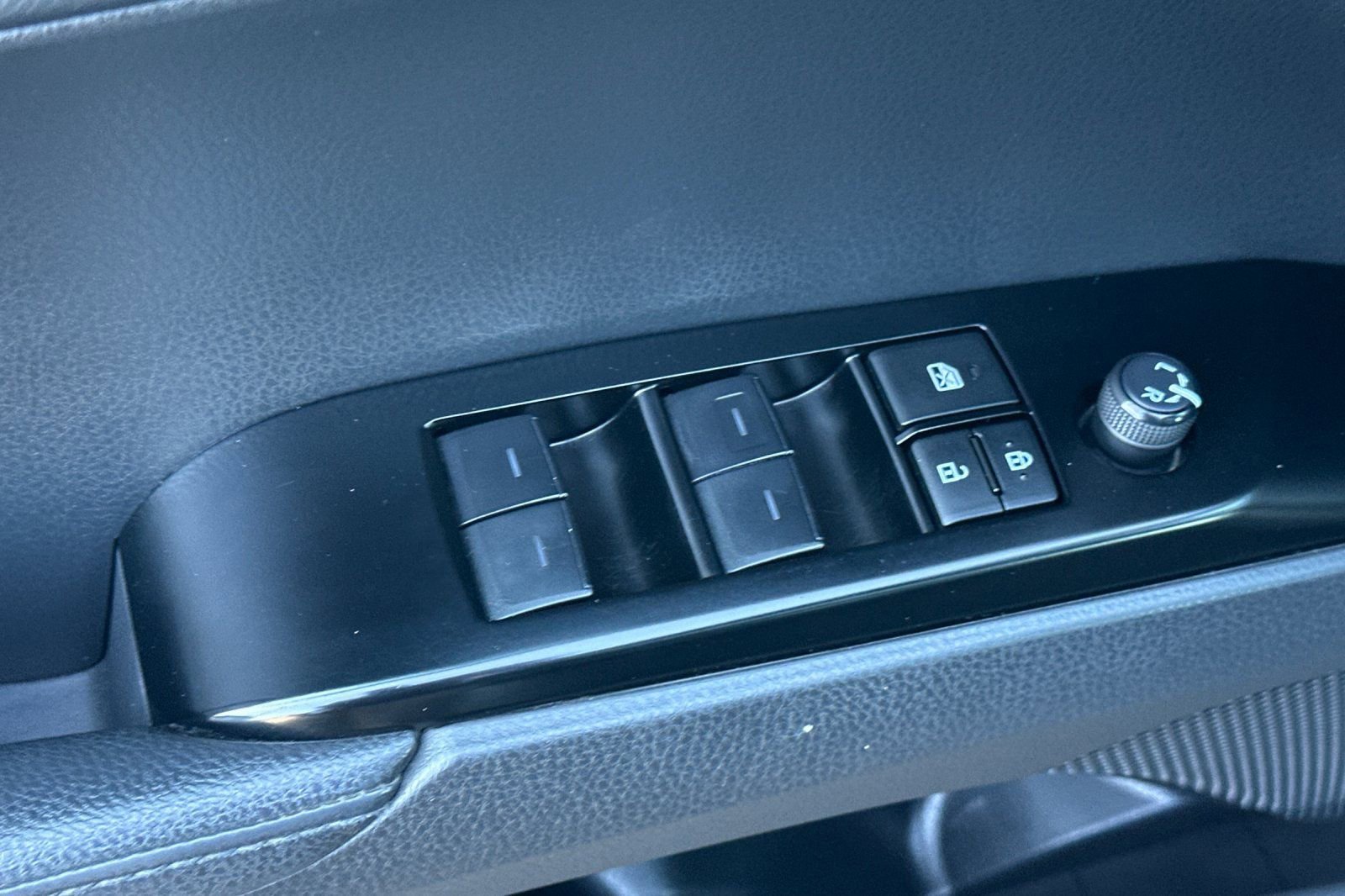 Used 2025 Toyota Camry XSE FWD image 12