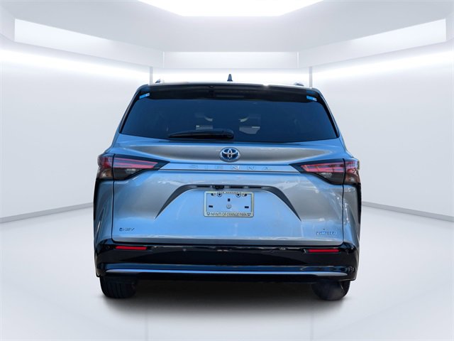 Used 2025 Toyota Sienna Limited image 4