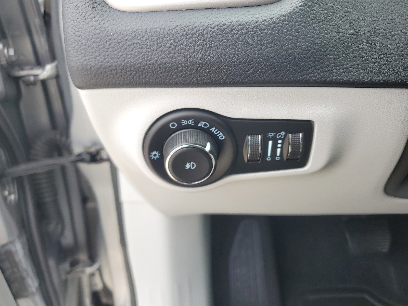 Certified 2021 Jeep Compass Latitude w/ Sun and Sound Group FWD image 26