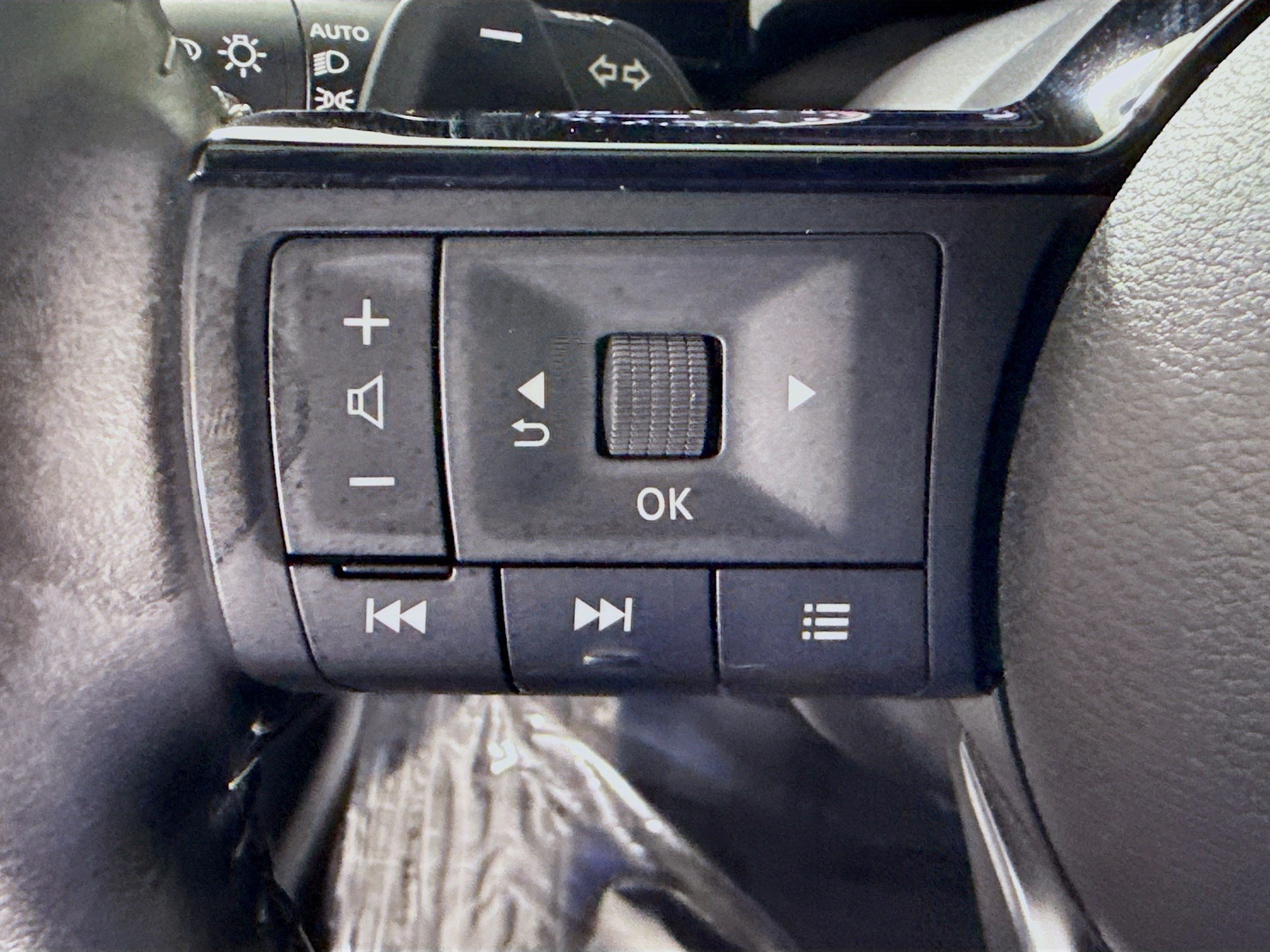 Used 2022 Nissan Pathfinder SV FWD image 14
