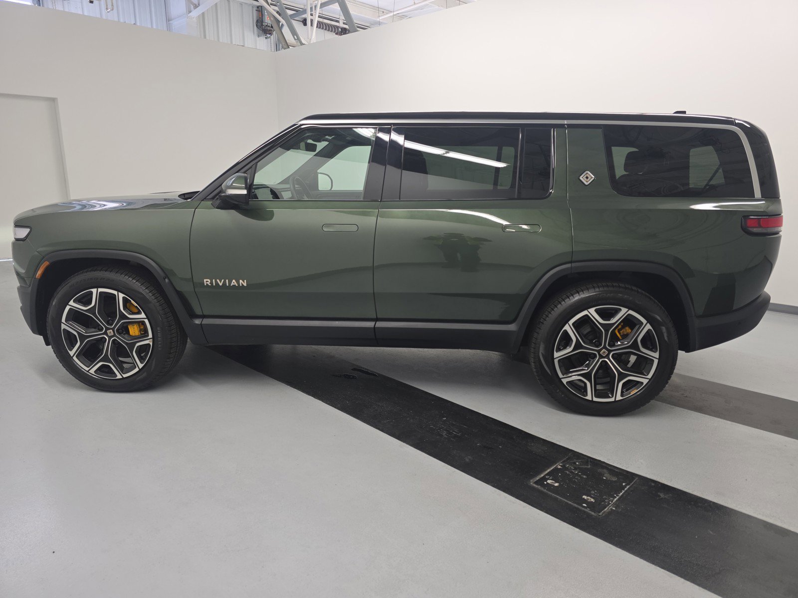 Used 2024 Rivian R1S Adventure AWD/4WD image 2