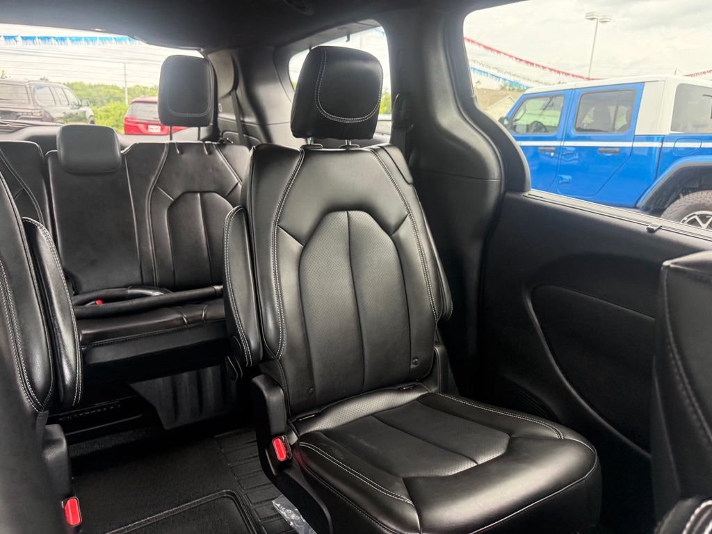 Used 2025 Chrysler Pacifica Select w/ Uconnect Theater Family Group AWD/4WD image 65