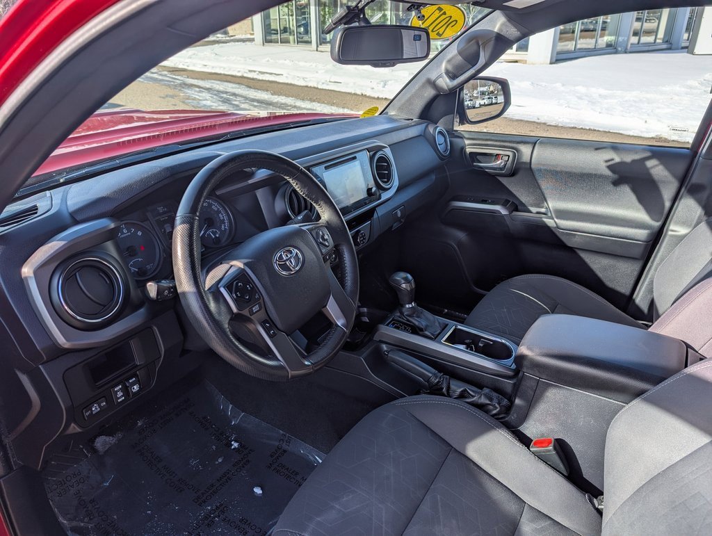 Used 2017 Toyota Tacoma TRD Sport w/ Tow Package (A/T) image 15