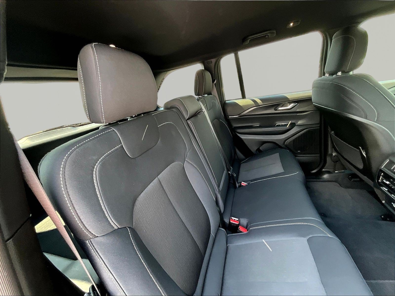 Used 2024 Jeep Grand Cherokee Laredo AWD/4WD image 25