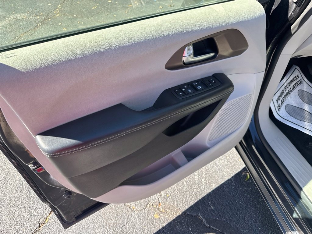 Used 2022 Chrysler Voyager LX FWD image 17