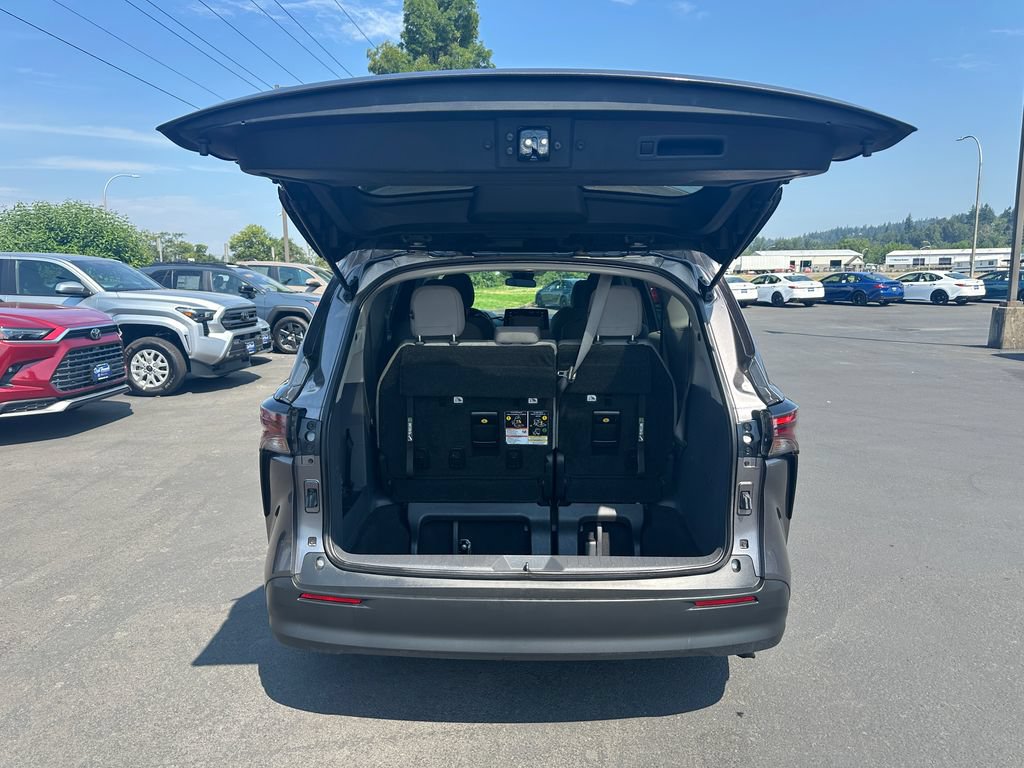Used 2024 Toyota Sienna LE AWD/4WD image 11
