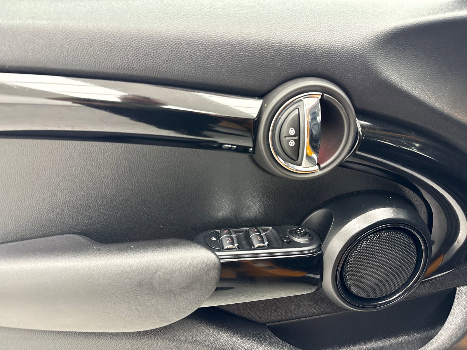 Used 2018 MINI Cooper S image 35