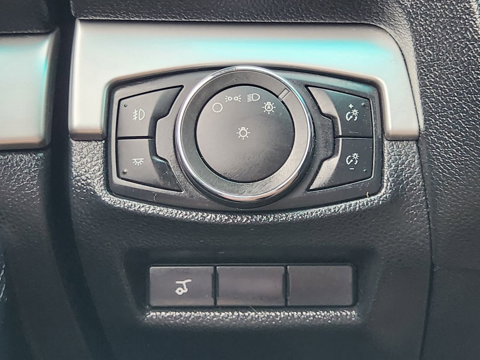 Used 2016 Ford Explorer XLT w/ Equipment Group 202A FWD image 23