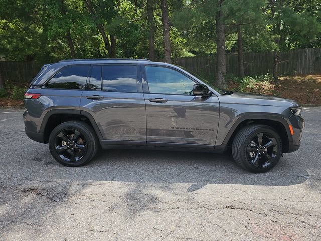 Used 2025 Jeep Grand Cherokee Altitude AWD/4WD image 2